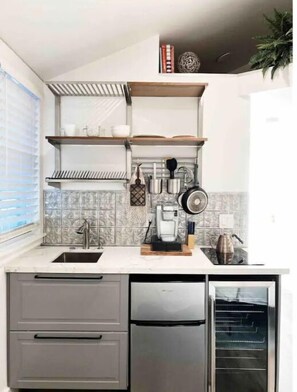 Refrigerador, microondas, cafetera y tetera y utensilios de cocina 