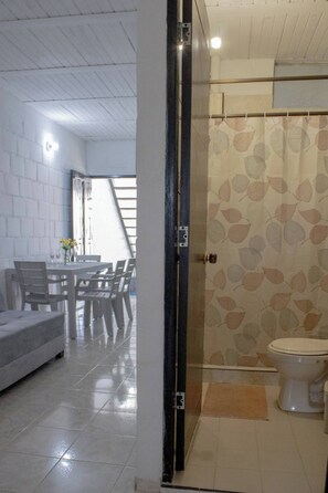 Căn hộ dành cho gia đình, nhiều giường, bếp | Phòng tắm | Buồng tắm vòi sen, đồ dùng nhà tắm miễn phí, khăn tắm, xà phòng 