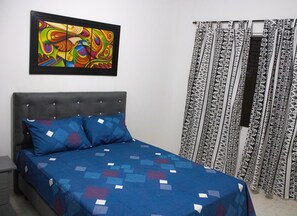 Family Apartment, Balcony | Memory foam beds, laptop workspace, free WiFi, bed sheets - Alojamientos Sucursal Cali (Cali)