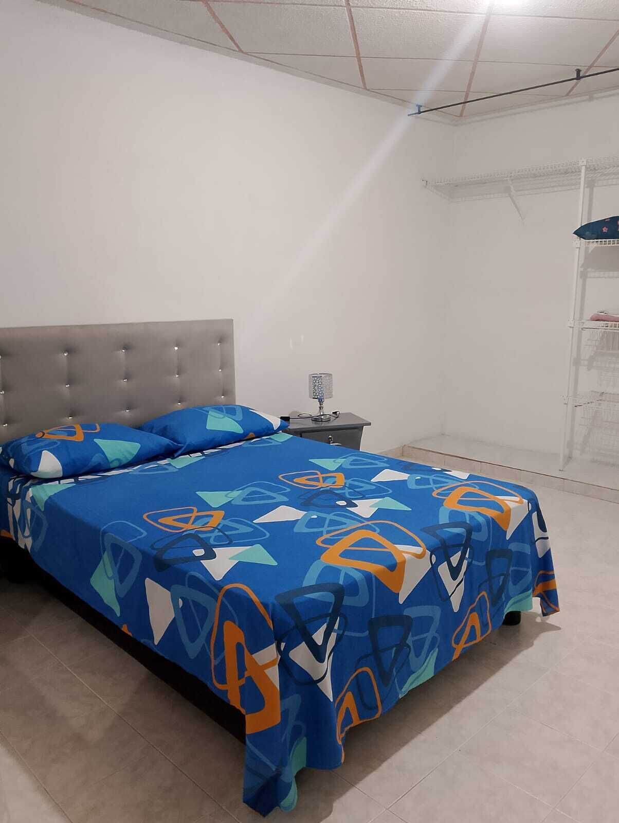 Departamento familiar, 2 habitaciones, cocina | Camas con efecto memoria y espacio para trabajar con laptop 