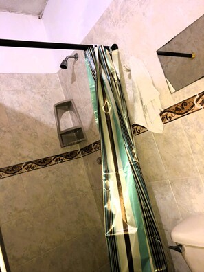 Appartement Exécutif, 1 lit double et 1 canapé-lit, cuisine, rez-de-chaussée | Salle de bain