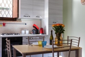 Kühlschrank, Ofen, Herdplatte, Wasserkocher mit Kaffee-/Teezubehör