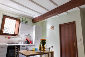 Kühlschrank, Ofen, Herdplatte, Wasserkocher mit Kaffee-/Teezubehör