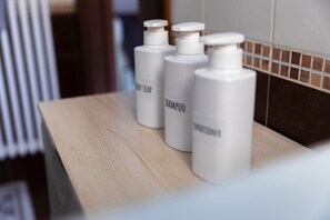 Dusche, Haartrockner, Handtücher, Seife