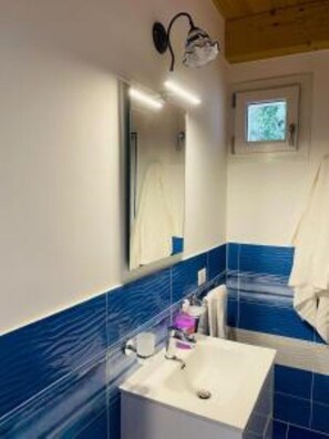 Dusche, Haartrockner, Bidet, Handtücher
