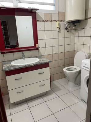 Haartrockner, Handtücher, Seife, Toilettenpapier