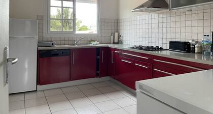 Super haut de villa bien équipé avec 3 chambres climatisées.