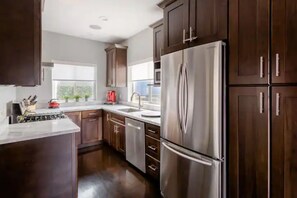 Een koelkast, een microgolfoven, een oven, een kookplaat