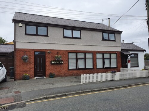 Yr Hen Weithdy. (The Old Workshop) Ll728hd, sleeps 4 only.
