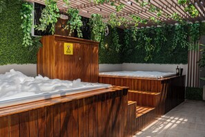 Outdoor spa tub - Luxury Suites Prana By Cadissa (Medellín)