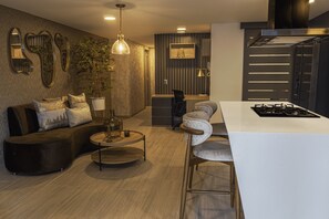 Grand réfrigérateur, micro-ondes, four, plaque de cuisson