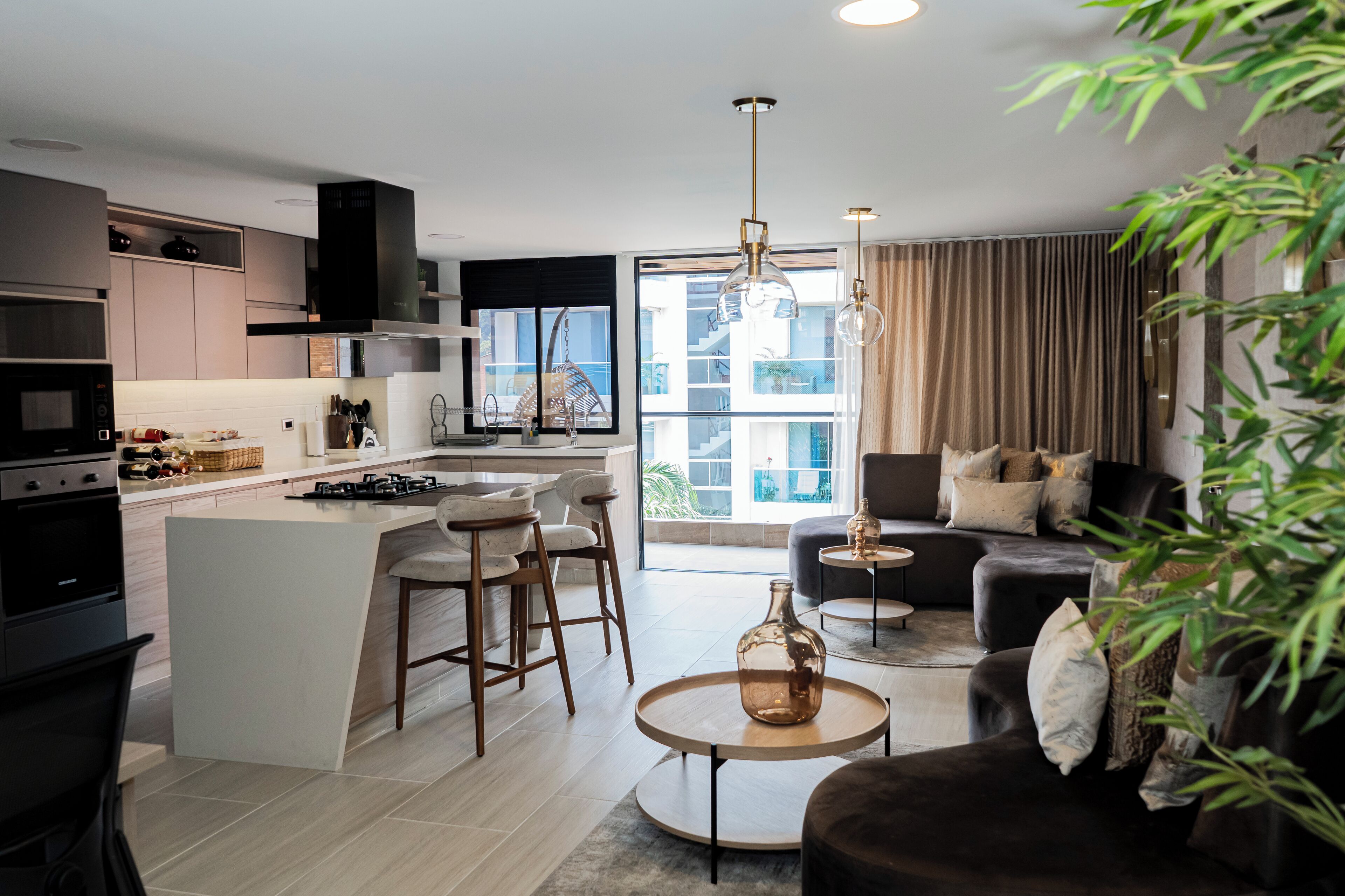 Full-sized fridge, microwave, oven, stovetop