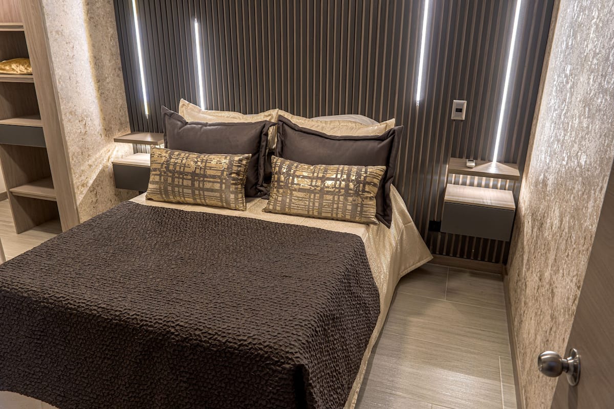 3 bedrooms, Egyptian cotton sheets, premium bedding, down duvets