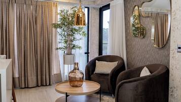 Junior Apartment | Egyptian cotton sheets, premium bedding, down duvets, pillow-top beds