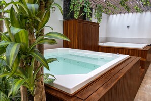 Outdoor spa tub - Luxury Suites Prana By Cadissa (Medellín)