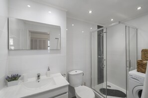 Dusche, Haartrockner, Handtücher