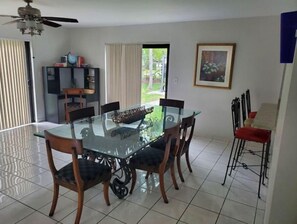 Dining - Cozy family home in quiet area, nice garden views. (Miami)