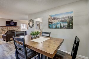 尊荣公寓式客房 | 起居区 | 壁炉