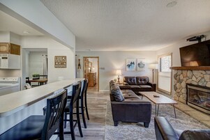 尊荣公寓式客房 | 起居区 | 壁炉