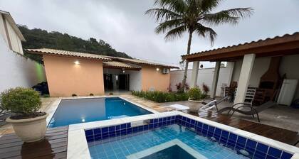 Bela Casa Caraguatatuba - Praia do Capricórnio - 10 Pessoas