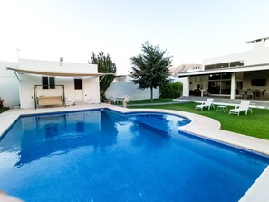 Una piscina al aire libre de temporada