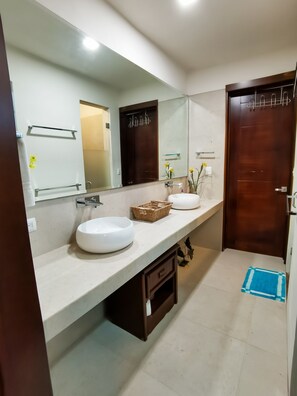 Casa familiar | Baño | Ducha, cabezal de ducha tipo lluvia, toallas y jabón