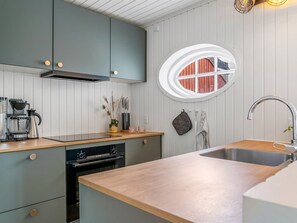 Refrigerador, horno, lavavajillas y utensilios de cocina 