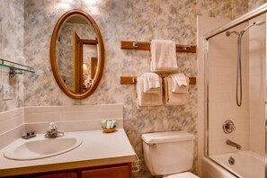 ヘアドライヤー、タオル、石鹸、トイレットペーパー