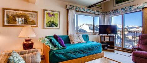 Televisión y chimenea