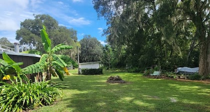 Vintage Chic King Bed Studio Apartment Near The Villages Pet Friendly