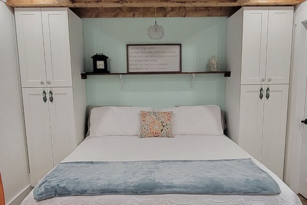 1 chambre, fer et planche à repasser, lit de bébé portatif