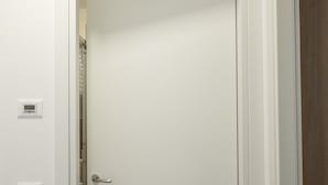 A white door with a digital thermostat and a metallic handle. - SE029 - Mondolfo, new three-room apartment with balcony and air conditioning (Mondolfo)