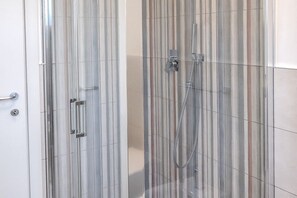 Shower, bidet, towels - SE029 - Mondolfo, new three-room apartment with balcony and air conditioning (Mondolfo)