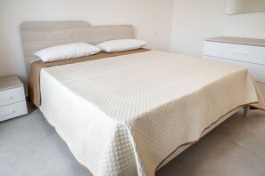 2 bedrooms, WiFi, bed sheets - SE029 - Mondolfo, new three-room apartment with balcony and air conditioning (Mondolfo)
