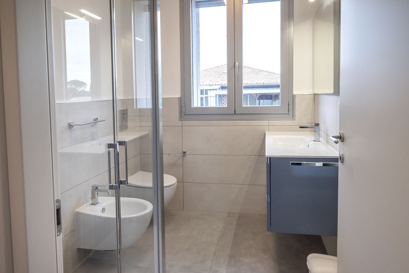 Shower, bidet, towels