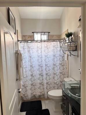 Ducha, secador de pelo, toallas y jabón