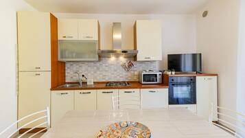 Mikrowelle, Ofen, Herdplatte, Geschirrspüler