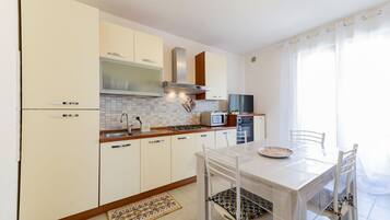 Mikrowelle, Ofen, Herdplatte, Geschirrspüler