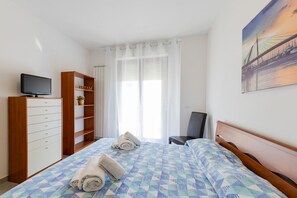 2 bedrooms, iron/ironing board, internet