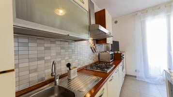 Microonde, forno, piano cottura, lavastoviglie