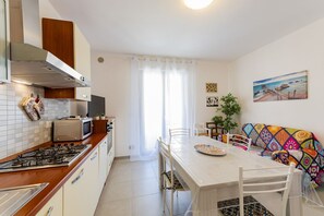 Een microgolfoven, een oven, een kookplaat, een vaatwasser