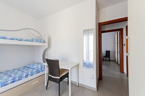 2 slaapkamers, een strijkplank/strijkijzer, internet