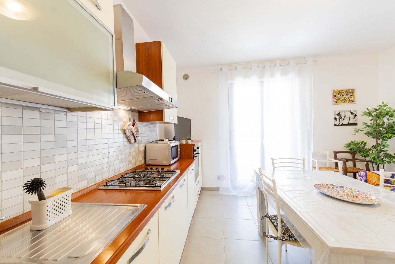 Microonde, forno, piano cottura, lavastoviglie