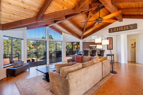 TV connectée, cheminée, livres, chaîne hi-fi