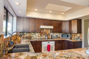 Fridge, microwave, oven, stovetop - Great location, hot tub view of the red rocks, 5min from everything in Sedona! (Sedona)