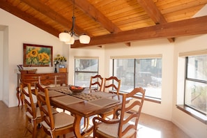 Dining - Great location, hot tub view of the red rocks, 5min from everything in Sedona! (Sedona)
