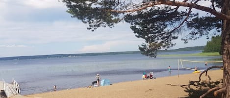 Ligstoelen aan het strand, strandlakens