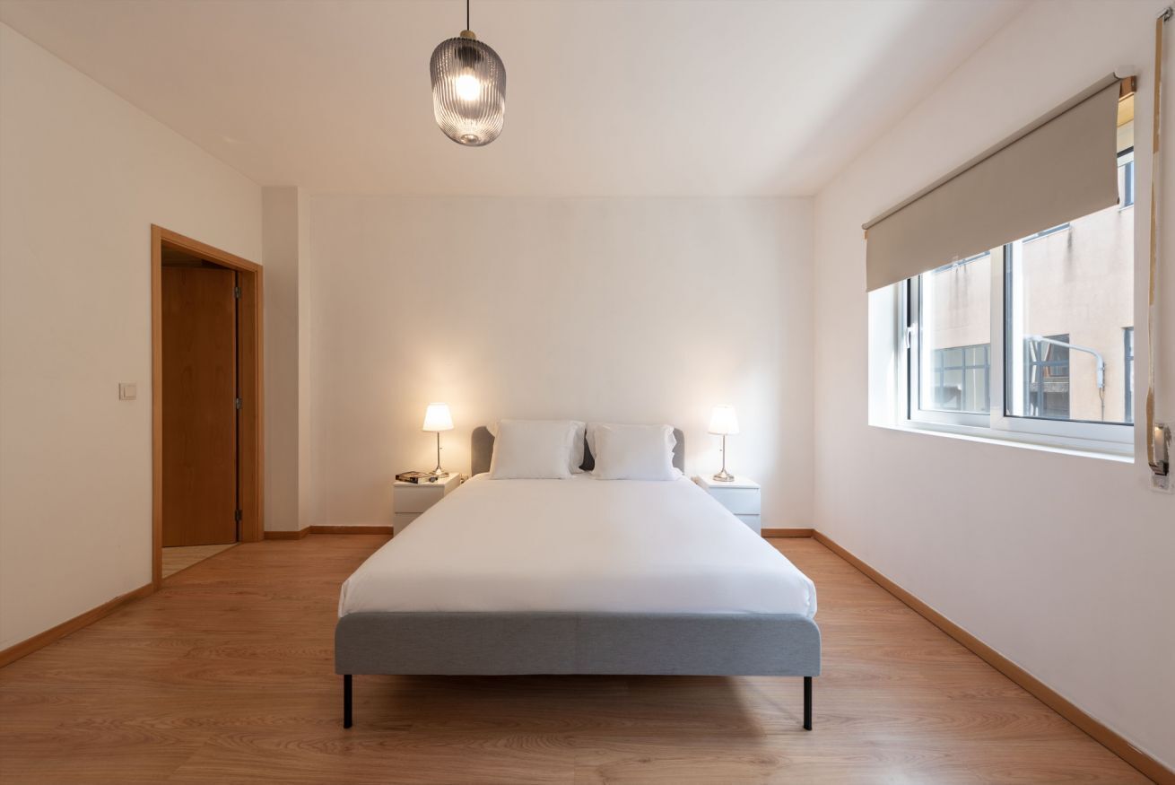 2 dormitorios, escritorio, tabla de planchar con plancha y wifi