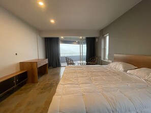 3 makuuhuonetta, tallelokero huoneessa, silitysrauta/-lauta