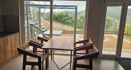 IZZAT INN Villa, Parunthumpara, A pet friendly mountien view villa...